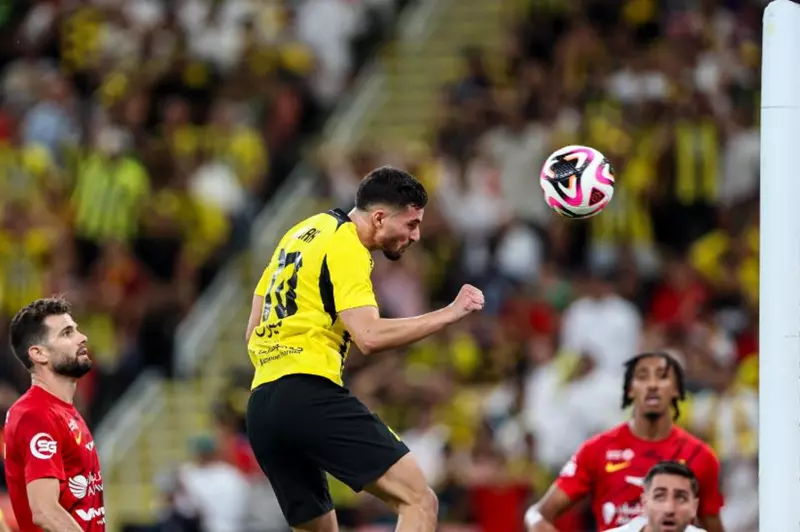 اتحاد جدة يتوج بكأس الملك بقيادة بنزيما وعوار: لحظات حماسية من الملعب (فيديو)