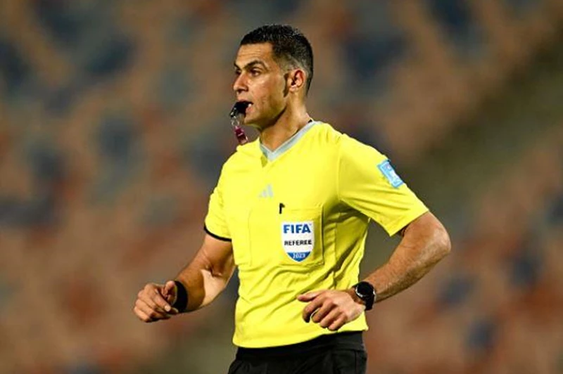 معروف يقود تحكيم مباراة بيراميدز وسيراميكا في منافسة حامية على لقب الدوري