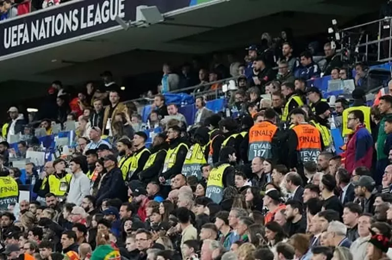 حادث مأساوي: وفاة مشجع إثر سقوطه من المدرجات خلال نهائي دوري الأمم الأوروبية