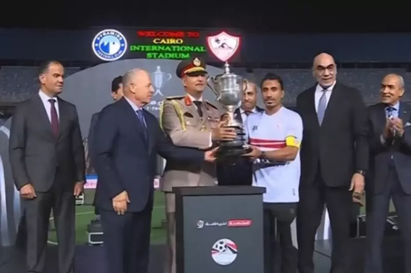 لحظة وداع مؤثرة: شيكابالا يتنازل عن كأس مصر لعبد الشافي بعد تتويج الزمالك